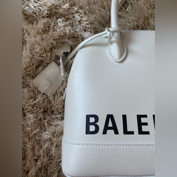 White Balenciaga bag unused and comes with body strap as well as keys and lock - Picture 3 of 8